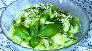 Салат из огурцов с зеленым луком по корейски.