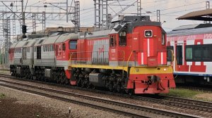 2М62У-0339 вместе с ТЭМ18 проезжает станцию Грачевская