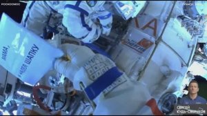 Российский космонавт во время выхода в открытый космос успокоил маму табличкой с надписью