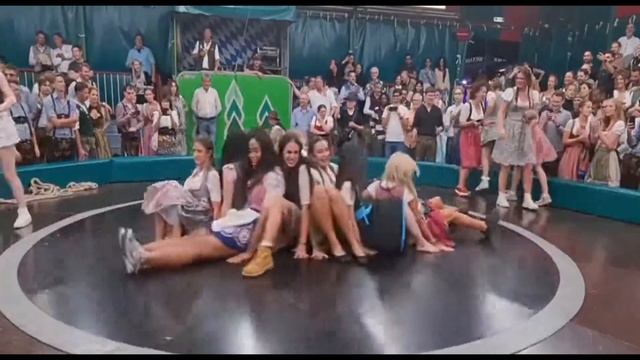 (8)Красивые девушки на ВЕСЕЛОЙ карусели.Попробуй удержись..