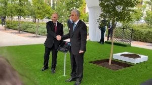 На Аллее вечной дружбы России и Казахстана Владимир Путин и Касым-Жомарт Токаев посадили дуб, 28 мая