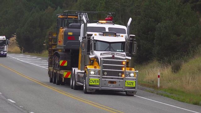Kenworth T409 перевозит экскаватор Huyndai смотреть онлайн