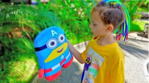 Дети играют в супергероев - Kids play superheroes