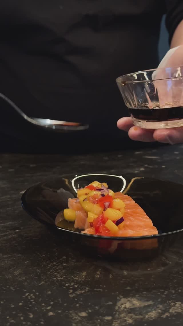 Сашими из лосося с соусом понзу и сальсой из манго