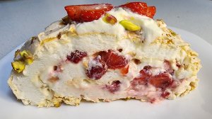 «Меренговый рулет» с клубникой и фисташками🍓😋 #готовимдома #меренговыйрулет