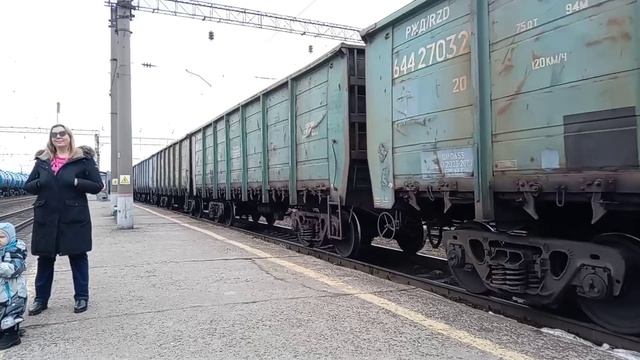Грузовой поезд отправляется со станции смотреть онлайн