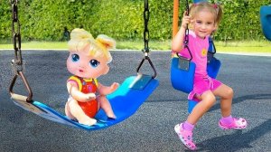 Алиса и Бэби Долл играют на открытой игровой площадке!
