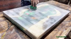 Аквариум с карпами кои «застрял» в деревянном столе