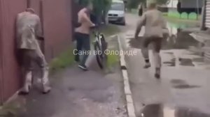 Смертельный бой. Велосипедом по морде ТЦКашнику. Украинский не доброволец.
