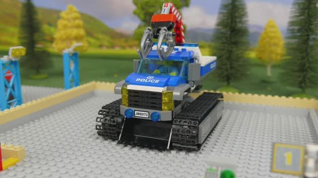 Полицейская Машина и Кран ловят воришку! 🚓🏗️ Погоня за грабителем