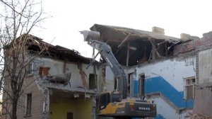 Продолжаем наблюдать за сносом дома №42 по улице Крупской в городе Семилуки 09.11.2020