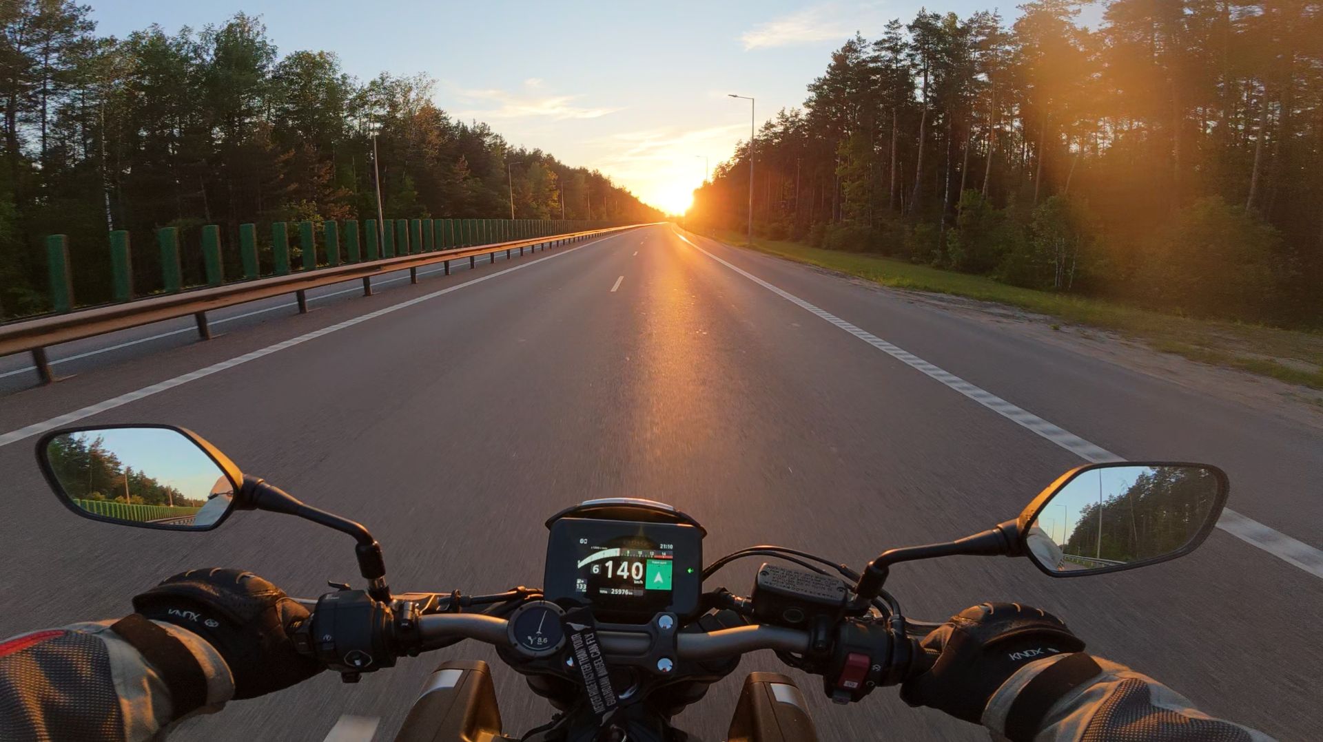 Honda CB650R: в закат под «Дельтаплан» EDM Funk Cover