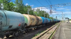 2ЭС4К-024 «Дончак» с цистернами проезжает станцию Керстово