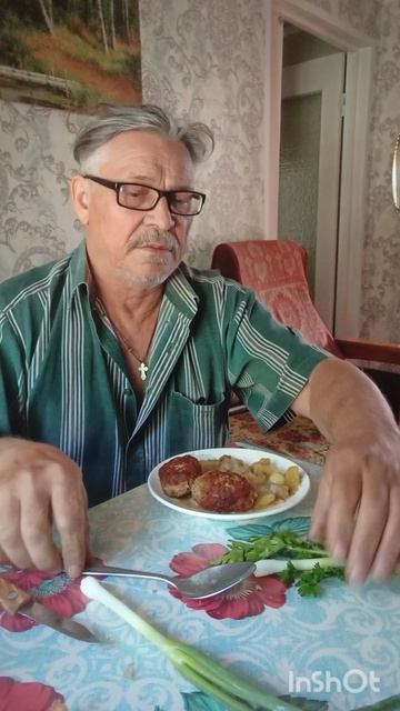Пришел с работы на обед, жена нажарила котлет