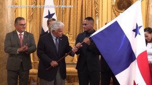 Президент Мулино вручает флаг Панамы Эрику Дэвису перед началом его второго чм