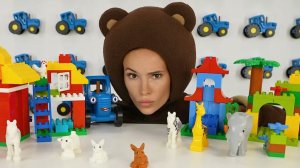 Синий Трактор привез животных на ферму _ Медведь играет в конструктор Макси