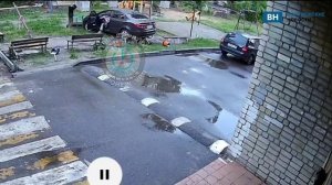 Юный водитель на KIA влетел в карусель на детской площадке в Воронеже