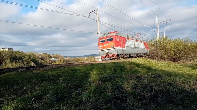 ЭП1-050 проезжает с служебным поездом смотреть онлайн