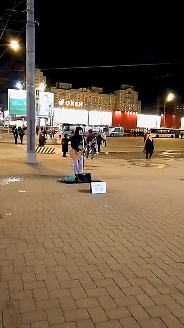 Уличный исполнитель у метро Купчино в Санкт-Петербурге. #travel
