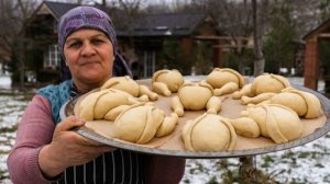 Свежий деревенский хлеб с курицей прямо из печи. Жизнь в Азербайджане