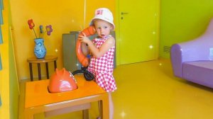 Настя играет в парке посвящённом Свинке Пеппе
