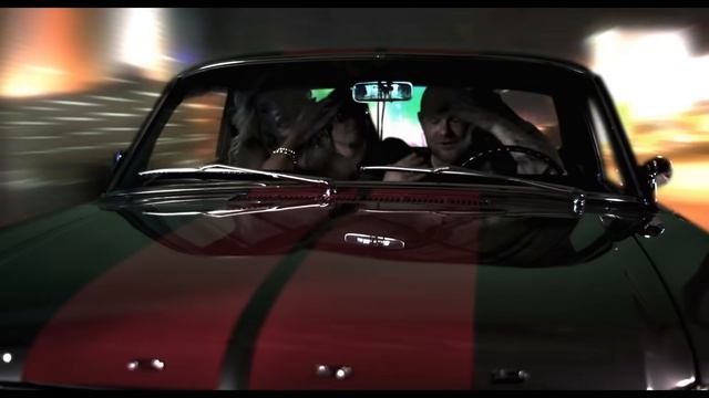 Five Finger Death Punch - Under And Over It смотреть онлайн