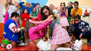 🍿 АМИНА СПАСАЕТ БЕЗДОМНЫХ ЖИВОТНЫХ! ЗАЧЕМ ВСЕ ПРОДАЮТ СВОИ ВЕЩИ в КАМПУСЕ?