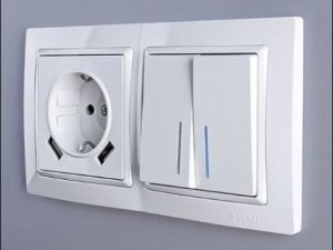 Как подключить двухклавишный выключатель с розеткой с заземлением .