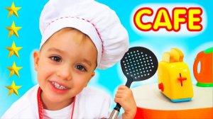 Влад, Никита и мама играют в кафе.