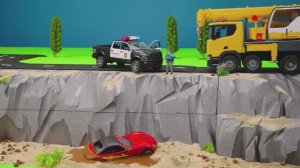 Авария игрушечного спортивного автомобиля! Эвакуатор и полицейская машина в действии 🚔