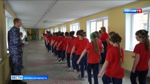 Сотрудники Росгвардии провели для кировских кадетов военно-спортивную игру «Зарница»