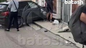 BMW въехала в здание на Галле в Уфе