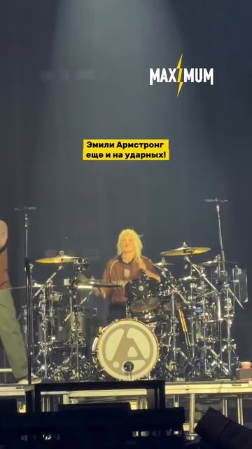 В сети завирусился ролик с последнего концерта Linkin Park, где Эмили играла на ударных 😍 смотреть онлайн