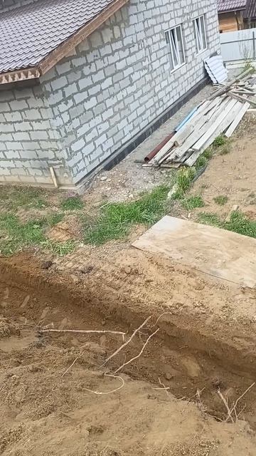 Работал весь день горы земли.