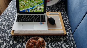 ем вкуснятину и играю в симс хорошо жить в деревне