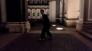 ТАНЦОР САША ОТЖИГАЕТ У ЭРМИТАЖА