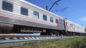 Электровоз ЭП1М-658 с пассажирским поездом следует на ст. Киров