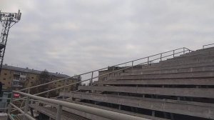 Прыжки на одной ноге вверх по лестнице