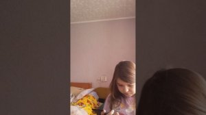 показывает телефоны и танцую танец под песню из царевны золотые облака ставьте лайки