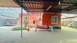 Добротный дом 100 кв.м. 8 соток 3 комнаты евроремонт мебель навес камеры. Краснодарский край Армавир