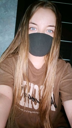 знакомимся и я на ноутбуке играю в майнкрафтик