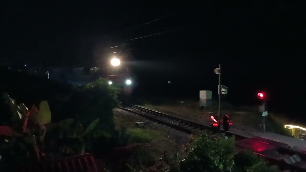 Электровоз 2ЭС4К "Дончак" с пассажирским поездом смотреть онлайн