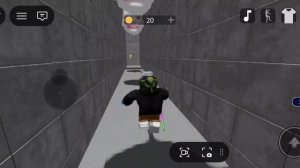 Я сбежал от страшной головы в Roblox!