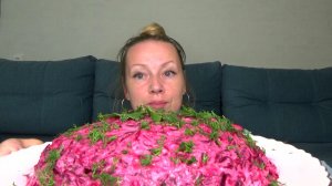 Мукбанг Королева стола Селедка под шубой, чизбургер, хлеб. Еда вкуснота,