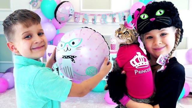 Ребята празднуют день рождения🎉своего пушистого друга🐱🐈 смотреть онлайн