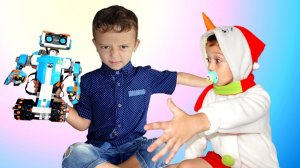 Марк играет как няня с маленьким