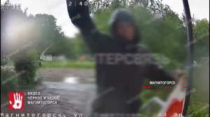 Мужчина с пакетом из алкомаркета хотел попасть в чужой подъезд в Магнитогорске