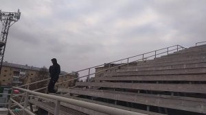 Прыжки с ноги на ногу вверх по лестнице с задержкой баланса