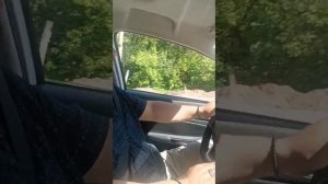 Дурачюсь в машине