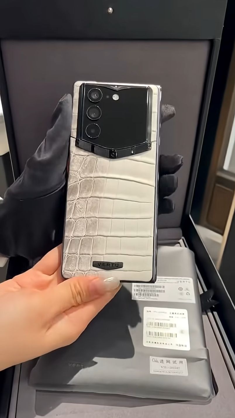 Vertu AlphaFold -Роскошь🐊Первое знакомство с Люксовым Фолдом из поднебесной #shorts #VertuAlphaFold